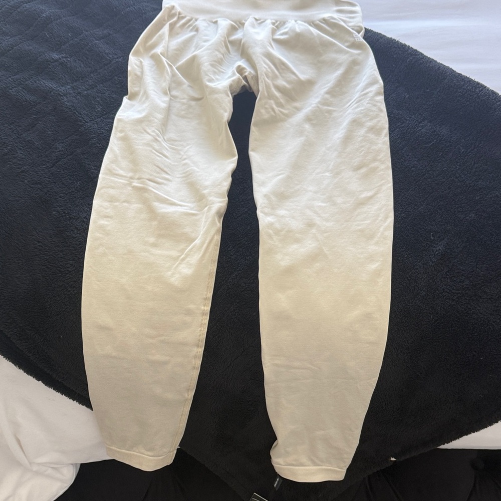 Bo+tee cream scrunch butt leggings